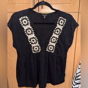 EUC Lucky Brand Black & Cream Knit V neck Top
